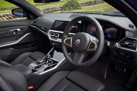 各部にアルピナのエンブレムがあしらわれたインテリア。センターコンソールには製造番号を打刻したプロダクションプレートが貼られている。