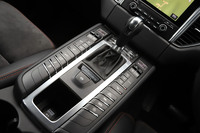 シフトセレクターの周辺にはドライブモードセレクターやエアコンの操作系といったメカニカルなスイッチがびっしりとレイアウトされる。