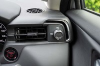 ダッシュボードの両端にレイアウトされた「そよ風アウトレット」。ダイヤルを一番上の拡散モードに切り替えると、乗員を包み込むようにエアコンの風を吹き出す。