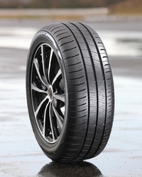 「エナセーブRV505」では、新開発の「ふんばりテクノロジー」を採用。ミニバンが苦手とする“ふらつき”の抑制をメインテーマに据えて開発された。