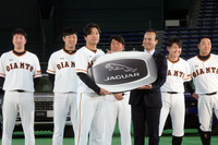 高橋由伸監督にジャガーの“ビッグキー”を贈呈するマグナス・ハンソン社長。