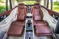 左右独立式のリアシートはオプションの「ファーストクラスパッケージ」に含まれるアイテム。後席ではゆったりと足を伸ばせるだけのスペースが確保され、リクライニングも自在だ。