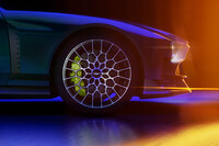 V12エンジンと6段MTで操る喜びを追求　アストンマーティンが限定車「ヴァラー」を発表の画像