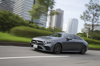 先に導入された直6×ISGモデルの「S450」とは最高出力と最大トルク、それぞれの発生回転数まで同じだが、電動スーパーチャージャーはS450にのみ備わっており、「CLS450」ではツインスクロールターボを採用している。