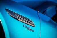 フロントフェンダー部には、電動ターボチャージャー搭載モデルであることを示すエンブレムが添えられている。