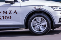 今回「アレンザLX100」と「アレンザ001」の試走には「アウディQ5」が用いられた。臨海エリアで同一コースを走行し、ハンドリングや乗り心地、ロードノイズのチェックを行った。