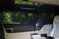 「遮光しつつ景色も楽しめる」をテーマとした、スライドドアガラスとリアクオーターガラスをカバーする下降式の「後席用パワーサイドサンシェード」を装備。作動音の静粛化に加え、閉じ切る直前にゆっくりと動かす障子を閉めるときのマナーを参考にシェードの挙動を開発したという。