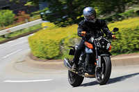 クロムモリブデン鋼のチューブラーフレームと、アルミダイキャスト製のサブフレーム、そしてクローズドラティス・スイングアームを組み合わせた車両骨格は、完全新設計。リアアームは剛性を35％下げてしならせるようにし、後輪へのトラクションを高めている。