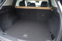 荷室は従来型より奥行きが45mm拡大。荷室高も30mmアップし、クラストップの寸法を実現したという。