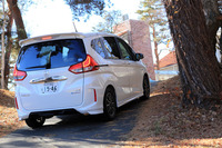 リアには、専用ロアスカートやテールゲートスポイラーなどが装着される。ロアスカートはディフューザー形状となっている。