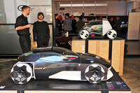 広州汽車集団（GAC）は前年同様、常設の欧州R&Dセンターを開放した。今回は「カーカルチャー・プロジェクト#3」と名づけられた連作コンセプトカーのスケールモデルを提示。手前は「シティーラン（CITY_RUN）」。後方は「シティーポッド（CITY_POD）」。