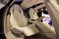 実車のシート。軽量素材を用いるとともに、高い空間効率を実現するため、可能な限り薄さを追求している。