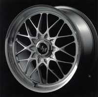 1994年に登場し、30年が経過したいまでも不朽の名作といわれる、ボルクレーシングの「Gr.A Evolution IV（グループAエボリューションIV）」。スポーツカーに限らず、セダンを含む幅広い車種に合う逸品として人気を博した。