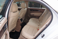 後席はシートヒーター付き。身長163cmの筆者が腰掛けると、ひざから前席の背もたれまでは20cm以上の空間ができた。