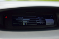 ダッシュボード中央に位置する「R.S.モニター」には、ブースト圧やスロットル開度、ブレーキ圧などが表示される。