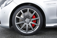 ホイールは写真の10スポークのほか、5ツインスポークの19インチ鍛造ホも選べる。オプションでカーボンセラミックブレーキも用意されている。
    