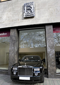 バークレースクエアのショールームを出る、3000台目のファントム。