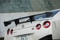 「GT-R NISMO」に標準装備されるカーボンリアスポイラー。リアに強力なダウンフォースを発生させる。