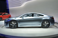 こちらは、2013年11月のロサンゼルスオートショーに出展された「レガシィ コンセプト」。（以下4点同じ）
    