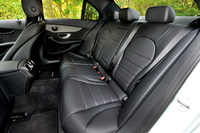 「C200アバンギャルド」の後席。レッグルームとニールームは、前席の背面形状を工夫することで拡大されている。