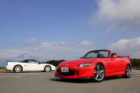 【スペック】NSX-R（写真奥）：全長×全幅×全高＝4430×1810×1160mm／ホイールベース＝2530mm／車重＝1300kg／駆動方式＝MR／3.2リッターV6DOHC24バルブ（280ps/7300rpm、31.0kgm/5300rpm）／価格＝1255万4850円（テスト車＝同じ）