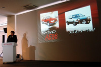 「トヨタ86」のプレスカンファレンスでのひとこま。多田哲也チーフエンジニア（写真左）が、かつてのハチロクをスライドで紹介した。
