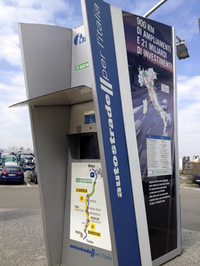 拡幅工事の案内ポール。ビデオ付きだが、誰からも相手にされていなかった。
    