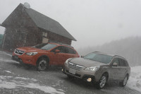 試乗会場はゲレンデのふもとの屋外駐車場。写真は待合場のとなりで参加者を待つ「インプレッサXV」と「アウトバック」。