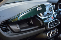 冷風・温風が取り入れられるグラブボックス。飲み物のボトルなど、収納物の温度管理ができる。