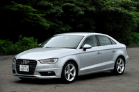 アウディA3セダン 1.4 TFSIシリンダーオンデマンド
    ボディーサイズ：全長×全幅×全高＝4465×1795×1390mm／ホイールベース：2635mm／車重：1340kg／駆動方式：FF／エンジン：1.4リッター直4 DOHC 16バルブ ターボ／トランスミッション：7AT／最高出力：140ps/4500-6000rpm／最大トルク：25.5kgm/1500-3500rpm／タイヤ：（前）225/45R17 （後）225/45R17／車両本体価格：374万円