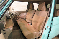 「アルトラパンX」のフロントシート。
    