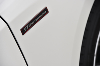 写真の「STI Performanceエンブレム」は非売品。セットオプションの「STIパフォーマンスパッケージ」を選択すると、オマケとして付いてくる。STIによれば、単体で販売してほしいというユーザーの声も多いとか。