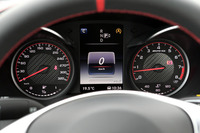 メーターのデザインは、オーソドックスなアナログ式の2眼タイプ。速度計の目盛りは320km/hまで刻まれる。
    