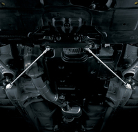 写真中央のシルバーのロッドが「フレキシブルドロースティフナー」。「tS TYPE RA」では、この部品をフロントとリアの双方に使っている。