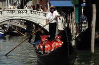 ゴンドラに乗るF1パイロット2人。さすがに操縦までは許されなかったようだ。