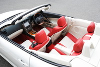 標準の「IS250C」では白と黒、2色のファブリック内装が、上級グレード“バージョンL”では、写真の赤×白などツートーンカラーを含む5パターンの本革内装が選べる。リアシートには大型のセンターコンソールが付き、定員は4名となる。