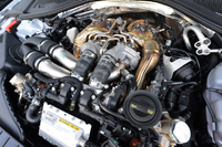 エンジンカバーを外したところ。2基のターボユニットとインタークーラーがVバンクの間に收まる。