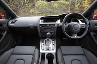 インパネまわりのデザインは、基本的にクーペやカブリオレと共通。