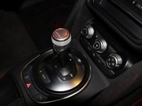 シフトノブにはシリアルナンバーが刻まれる。