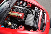 S2000のパワーユニット。50：50の前後重量配分を実現すべくエンジンルーム最後部にマウントされる。