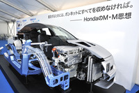 カットモデルを斜め前から見る。燃料電池パワートレインは、大幅に小型化されたのがポイント。奥行き622×幅866×高さ700mmと、3.5リッターのV6エンジンに近いサイズにまとめられている。