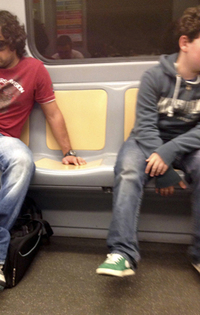 ミラノ地下鉄2号線のプラスチックシート。