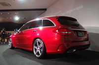 「C200ステーションワゴン スポーツ（本革仕様）」のリアビュー。ボディーカラーはヒヤシンスレッド。