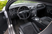 インテリアの様子。革とカーボンが組み合わされ、ゴージャスでレーシーという独特の雰囲気に仕上がっている。