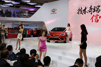 北京モーターショー2014の会場から。奇瑞の近未来セダンを示唆する「コンセプト アルファ」のプレゼンテーション。
