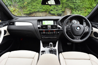 「X4 xDrive 35i Mスポーツ」のインテリア。ダッシュボードのデザインは「X3」に準じているが、ハイグロスブラック仕上げのセンターパネルや、随所に配されたクロムのインサートがさらなる質感を演出している。