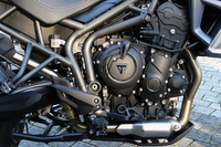 800ccの並列3気筒水冷エンジン。
    