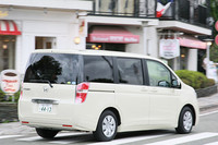 【スペック】ステップワゴン G Lパッケージ：全長×全幅×全高＝4690×1695×1815mm／ホイールベース＝2855mm／車重＝1600kg／駆動方式＝FF／2リッター直4SOHC16バルブ（150ps/6200rpm、19.7kgm/4200rpm）／価格＝225万7000円（テスト車＝272万4250円／車体色プレミアムヒダマリアイボリーパール＝3万6750円／Hondaインターナビシステム（リアカメラ付き）＋6スピーカー＋ETC＝24万1500円／ディスチャージヘッドライト（オートライトコントロール機構付き）＝6万3000円／スカイルーフ＝12万6000円）