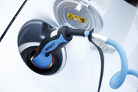 “プラグイン”による充電で、およそ35kmのEV走行が可能。