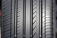 トレッドに刻まれた「サイレントツイングルーブ」は、その名のとおり、静粛性向上に寄与する。溝の開口部を車体外側に向けないことで、ポンピングノイズ（タイヤと路面に挟まれた空気が、外に放出されるときにでる騒音）を車体下方向に出し、耳に届きづらくする工夫である。
	写真中央部リブ（うね）の両脇にあるリブに刻まれる溝が、左側（車両IN側）からカットされ、右側（車両OUT側）に開いてないことがおわかりだろう。